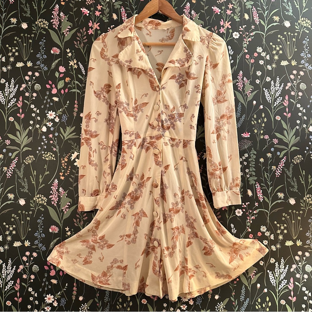 Women’s 70s Butterfly Collar Cream Floral Long-Sleeve Button Front Dress